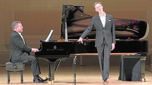 Ian Bostridge (de pie), autor de este ensayo, durante uno de sus recitales