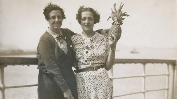 Victorina Durán y María del Carmen Vernacci, en la cubierta del «Lipari» que les condujo al exilio en Buenos Aires