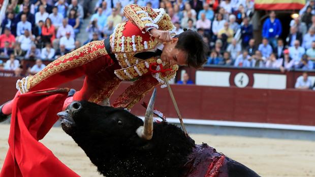 Gonzalo Caballero, en el momento de la cornaa la entrar a matar