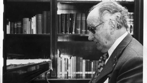 El maestro Joaquín Rodrigo en su domicilio