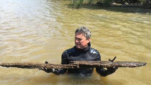 El periodista Ben Raines, con dos trozos del casco de «Clotilda»