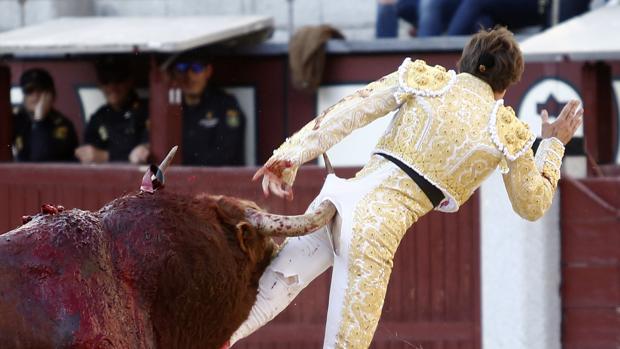 El tercero de Pedraza prende por el glúteo a Juan Leal