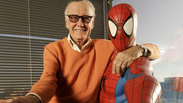 Stan lee junto a su «criatura», Spiderman