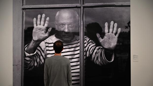 Un visitante contempla el icÃ³nico retrato de Picasso en camiseta marinera relizado por Robert Doisneau