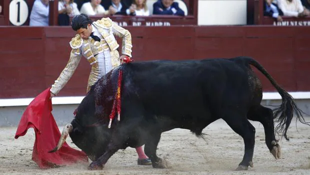 López Simón, en un momento de su faena