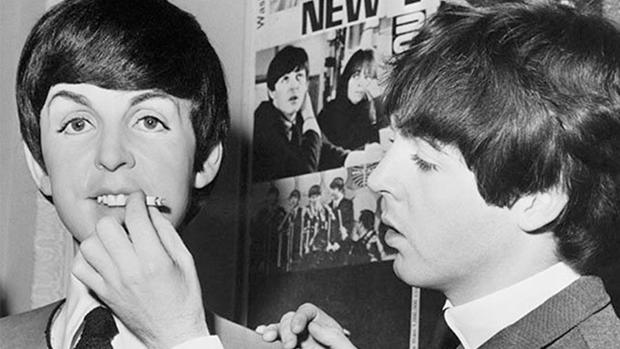 McCartney, dando de fumar a su mueco de cera