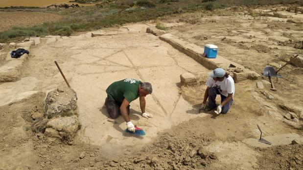 El extraÃ±o pavimento descubierto en el yacimiento romano de Los BaÃ±ales