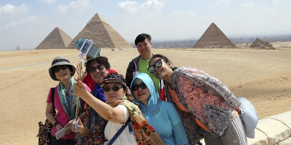 a un turista por fotografiarse con las nalgas al aire en las pirámides de Guiza