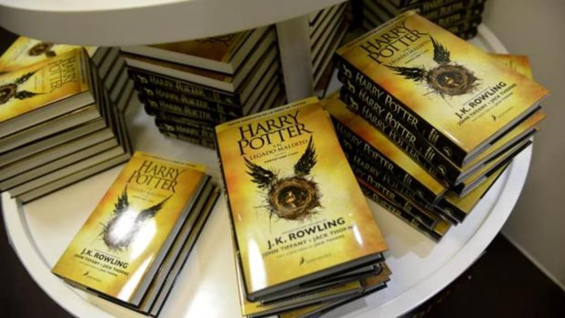 Escola católica proíbe livros de Harry Potter porque 'conjuram feitiços
