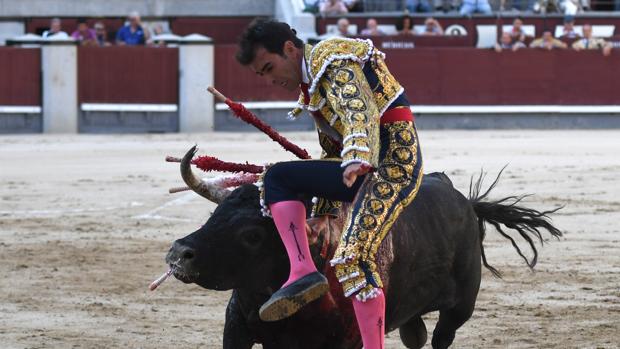 Sangre mexicana en el ruedo de Las Ventas: cornada de 25 centÃmetros a Arturo MacÃas