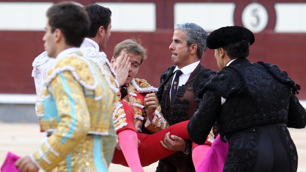 Javier Cortés, camino de la enfermerÃa: «¡No veo, no veo! El toro me ha reventado el ojo»