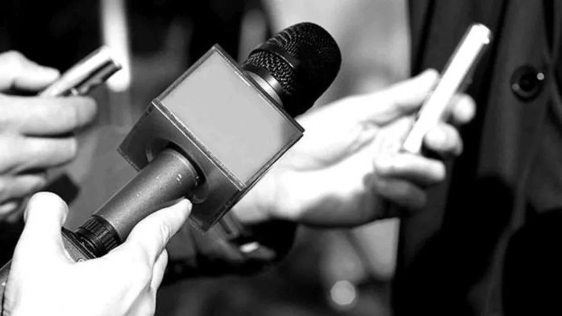 Charles Keasing perspectiva Mujer hermosa La revolución del micrófono: ironía sobre el periodismo actual