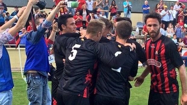 Los jugadores del Reus celebran el ascenso a Segunda división