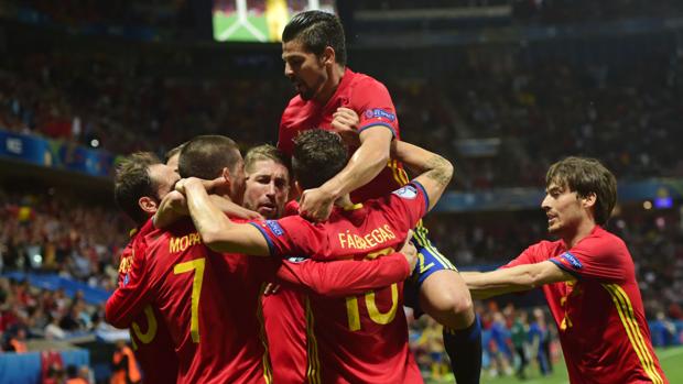 España celebra un gol ante TurquÃa