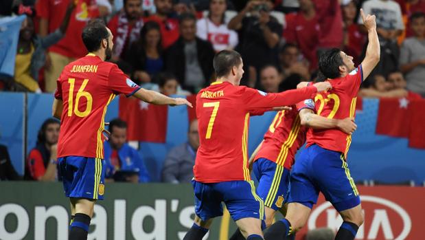 España celebra el segundo tanto ante TurquÃa