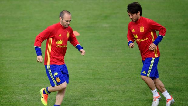 Iniesta y David Silva, en un enrenamiento