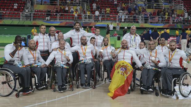 Los jugadores españoles celebran el haber conseguido una plata