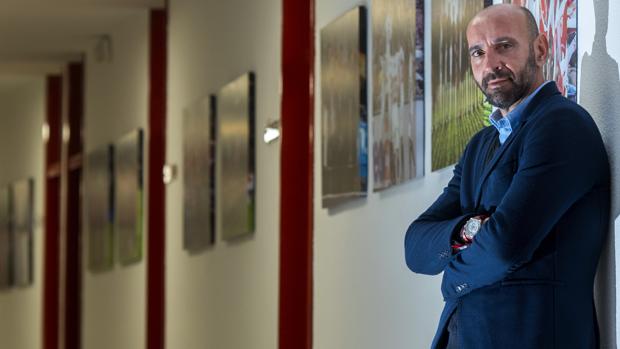 Monchi, posando en las oficinas del Sánchez Pizjuán tras su entrevista con ABC