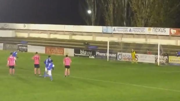 Instante en el que berni se dispone a lanzar el penalti