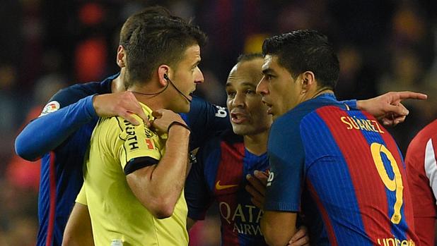 André Gomes, Iniesta y Luis Suárez protestan a Gil Manzano