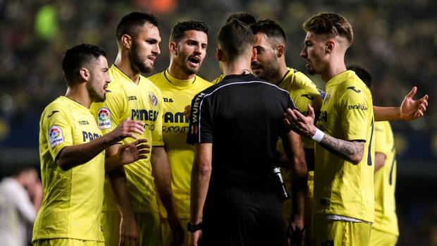 Los jugadores del Villarreal rodean a Gil Manzano