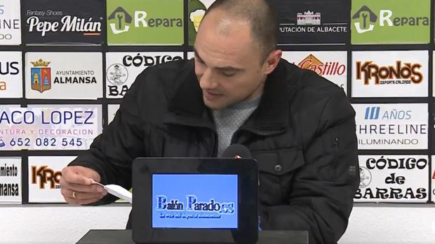 Jesús Castellano, técnico del Almansa, en la rueda de prensa