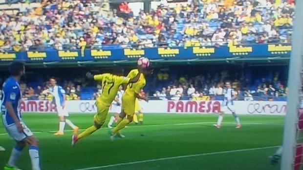 Instante en el que Bakambu remata con la mano