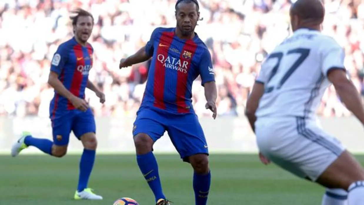 El regate con el que Ronaldinho volvió a poner en pie al Camp Nou