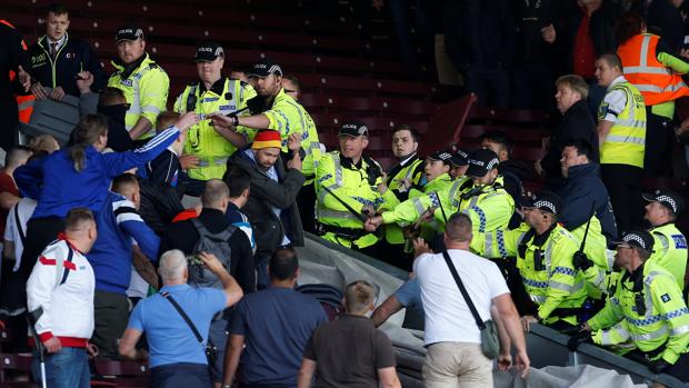 Aficionados alemanes se enfrentan a la policía inglesa en el estadio del Burnely