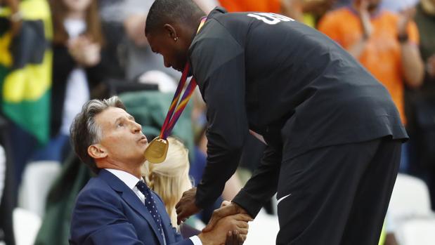 Sebastian Coe con Justin Gatlin