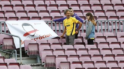 El espontáneo, en la grada, antes de saltar al césped del Camp Nou