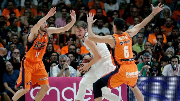 Imagen de un partido entre Valencia y Real Madrid