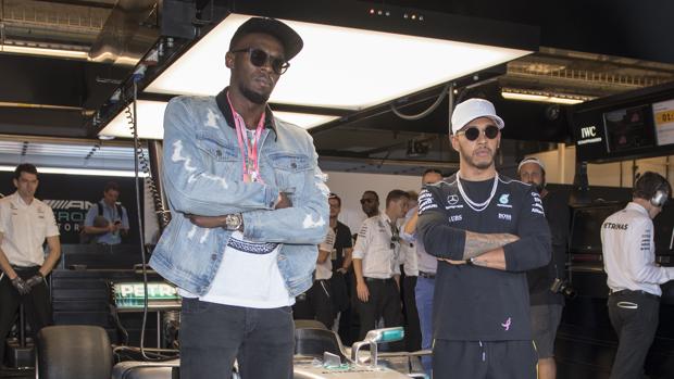 Usain Bolt y Lewis Hamilton, en el garaje de Mercedes en Austin