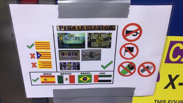 Cartel con la prohibición de esteladas