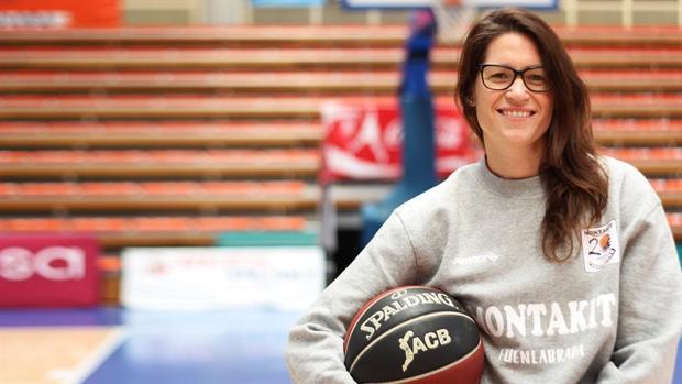 Anna Montañana ya ejerce como entrenadora ayudante en el Montakit