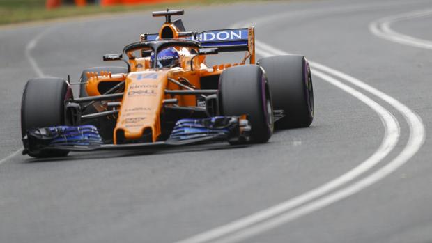Fernando Alonso conduce su McLaren