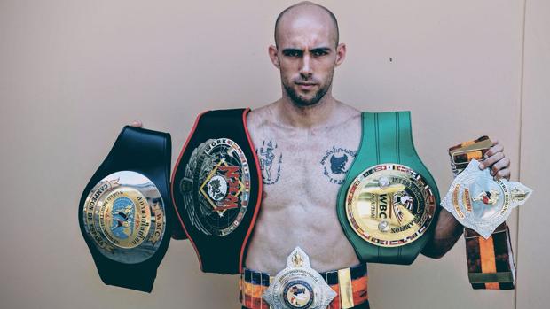 Carlos Coello posa con algunos de sus cinturones. Entre ellos, el Internacional WBC