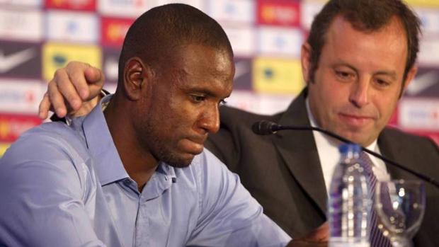 Eric Abidal y Sandro Rosell durante una rueda de prensa