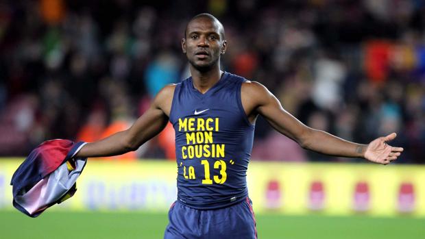 Abidal, en su etapa de futbolista, con una camiseta de agradecimiento a su primo