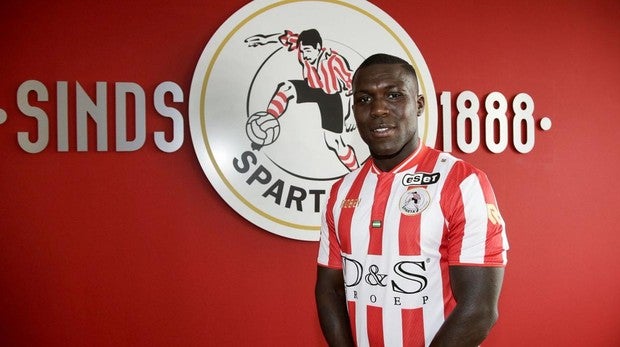 Drenthe, durante su presentación con su nuevo equipo