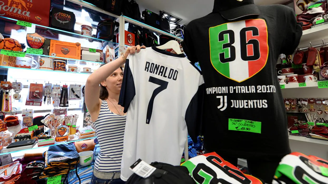 alquitrán Esperar algo Ya que La Juve recaudó en un día 52 millones con la venta de camisetas de Cristiano  Ronaldo