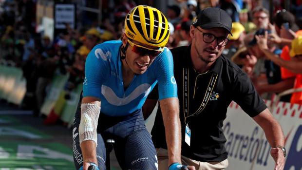 Mikel Landa siendo escoltado tras coronar el Alpe d'Huez