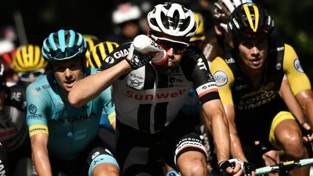 Dumoulin bebe durante la 16ª etapa del Tour de Francia 2018