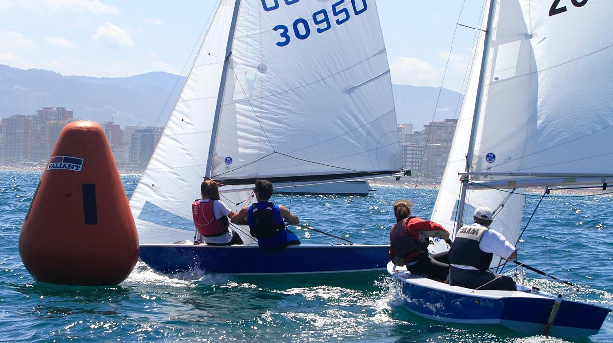 Se disputa en la bahía de San Lorenzo el Campeonato de Asturias de la