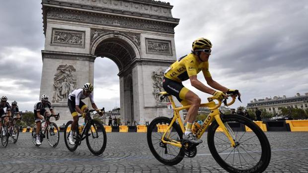Geraint Thomas, ganador de la 105ª edición del Tour, pasa por Arco de Triunfo parisino