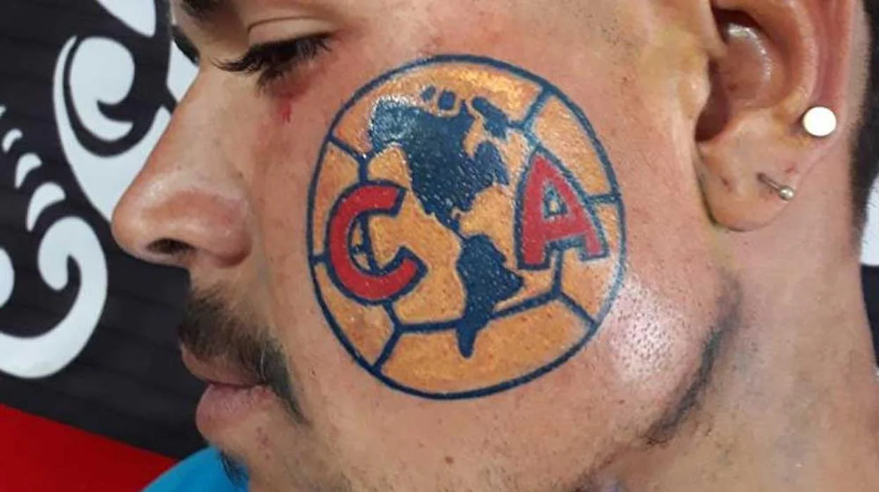 Un aficionado del América se tatua el escudo del equipo en la cara