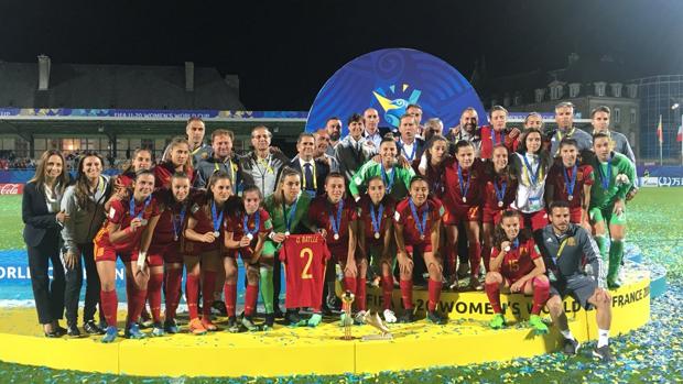 La selección sub 19 celebra en el campo su subcampeonato mundialista