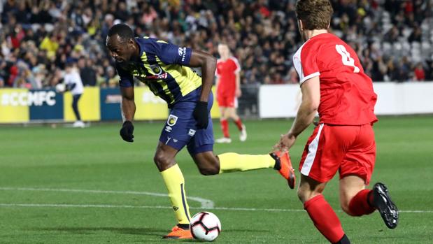 Usain Bolt, en el partido de su estreno como futbolista profesional