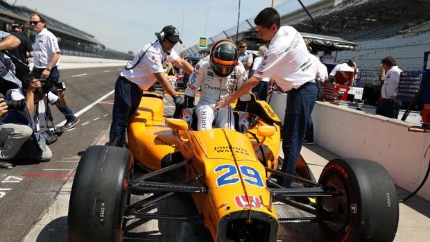 Alonso, durante los entrenamientos libres de las 500 millas de Indianápolis de 2017
