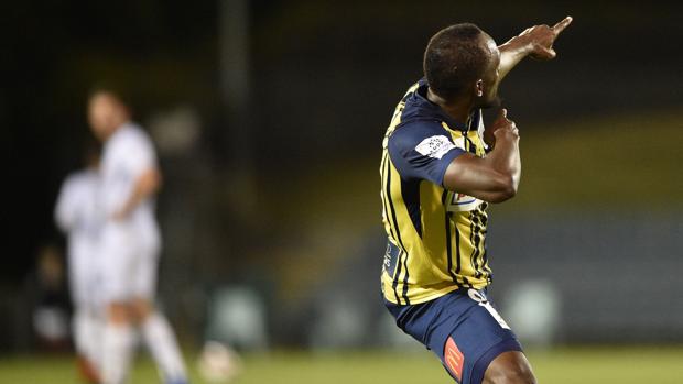 Usain Bolt celebra uno de sus goles en su debut como titular